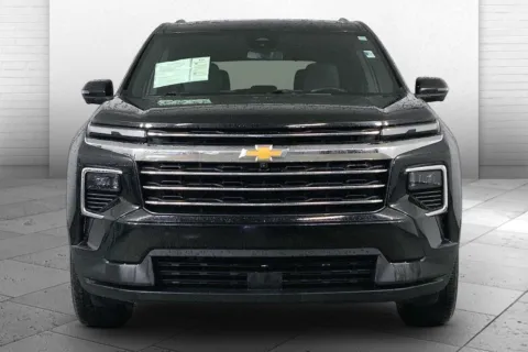 Photos of 2024 Chevrolet Traverse FWD LT for sale in Lee's Summit, MO at Cable Dahmer Kia of Lee's Summit