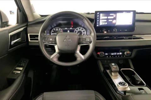 More photos of 2025 Mitsubishi Outlander SE at Cable Dahmer Kia of Lee's Summit, MO
