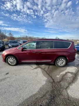 Photos of 2019 Chrysler Pacifica Touring L for sale in Lee's Summit, MO at Cable Dahmer Kia of Lee's Summit