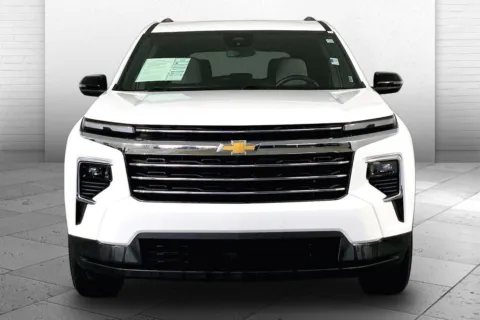 Photos of 2025 Chevrolet Traverse FWD LT for sale in Lee's Summit, MO at Cable Dahmer Kia of Lee's Summit