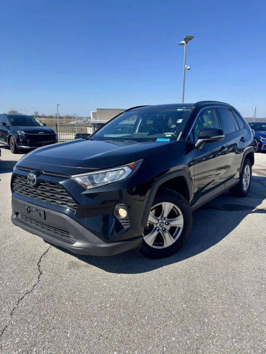 Black 2019 Toyota RAV4 XLE for sale in Lee's Summit, MO