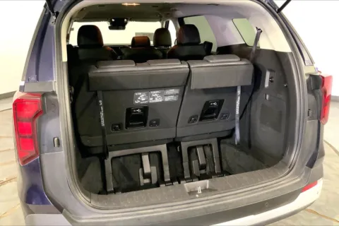 More photos of 2025 Kia Carnival LXS at Cable Dahmer Kia of Lee's Summit, MO