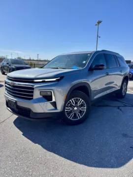 Gray 2024 Chevrolet Traverse FWD LT for sale in Lee's Summit, MO