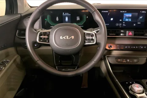 More photos of 2025 Kia Carnival Hybrid EX at Cable Dahmer Kia of Lee's Summit, MO