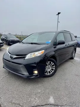 Black 2020 Toyota Sienna XLE for sale in Lee's Summit, MO