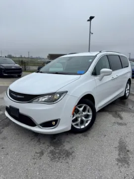 White 2018 Chrysler Pacifica Touring L for sale in Lee's Summit, MO