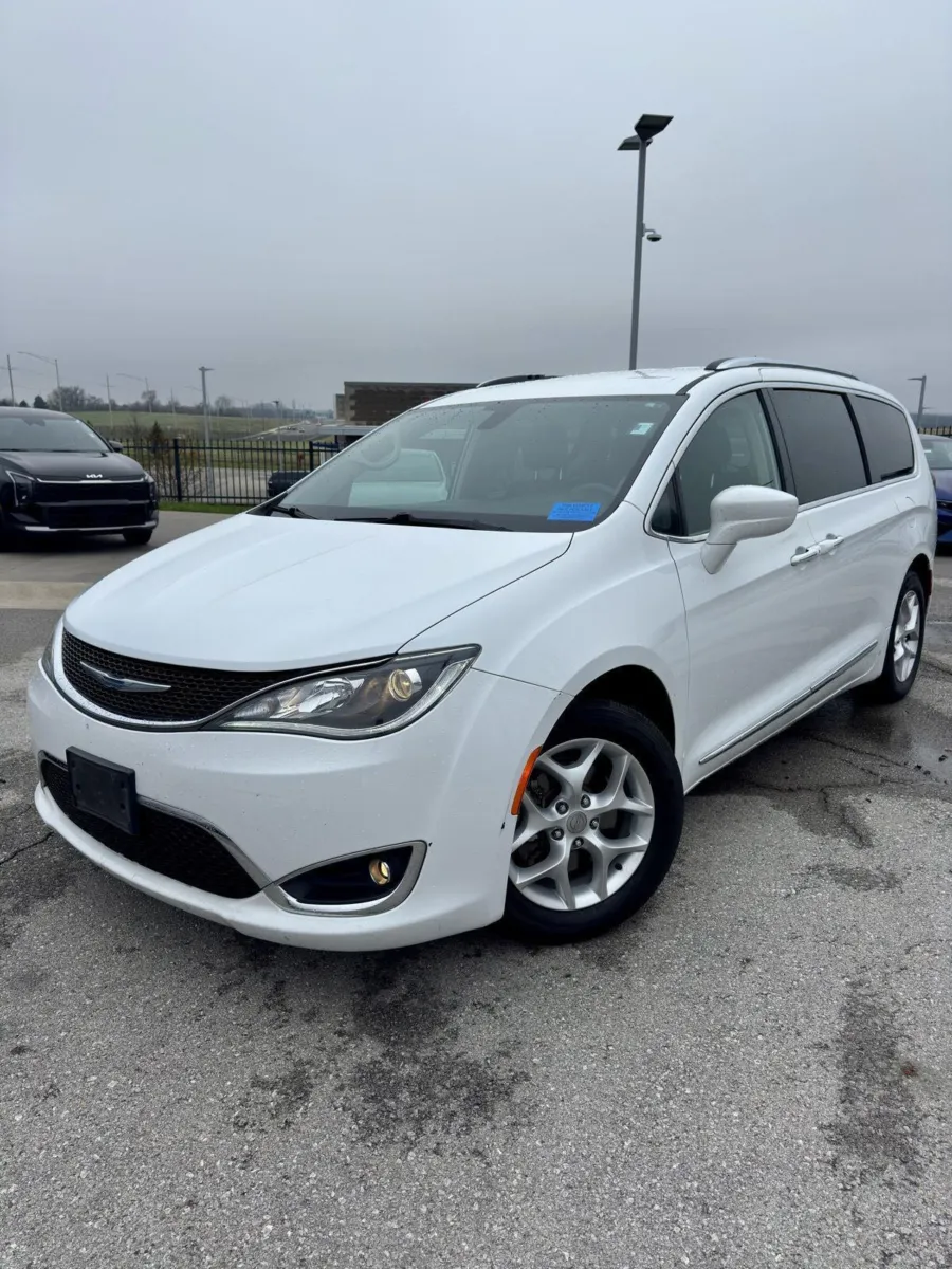White 2018 Chrysler Pacifica Touring L for sale in Lee's Summit, MO
