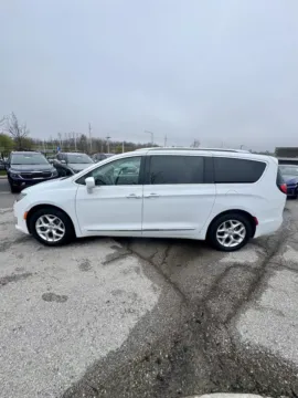 Photos of 2018 Chrysler Pacifica Touring L for sale in Lee's Summit, MO at Cable Dahmer Kia of Lee's Summit