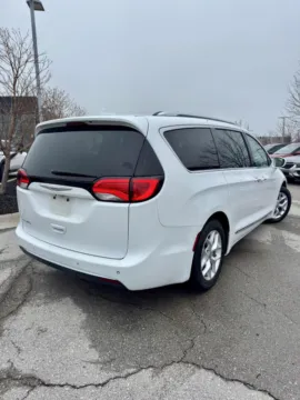 More photos of 2018 Chrysler Pacifica Touring L at Cable Dahmer Kia of Lee's Summit, MO