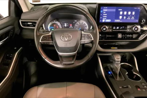 More photos of 2023 Toyota Highlander Hybrid Bronze Edition at Cable Dahmer Kia of Lee's Summit, MO