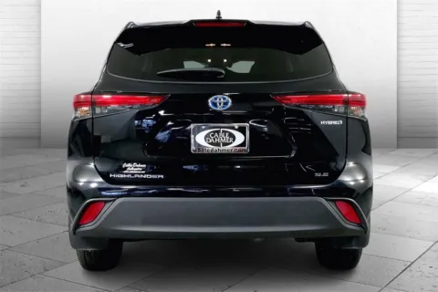 Another view of 2023 Toyota Highlander Hybrid Bronze Edition for sale in Lee's Summit, MO at Cable Dahmer Kia of Lee's Summit