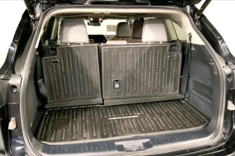 More photos of 2023 Toyota Highlander Hybrid Bronze Edition at Cable Dahmer Kia of Lee's Summit, MO
