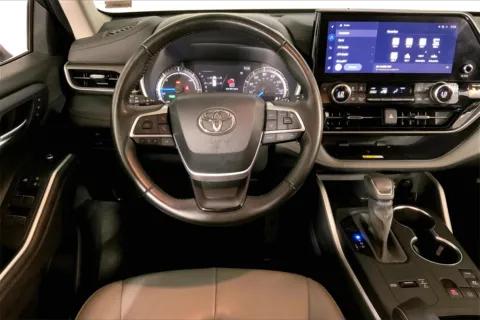 More photos of 2023 Toyota Highlander Hybrid Bronze Edition at Cable Dahmer Kia of Lee's Summit, MO