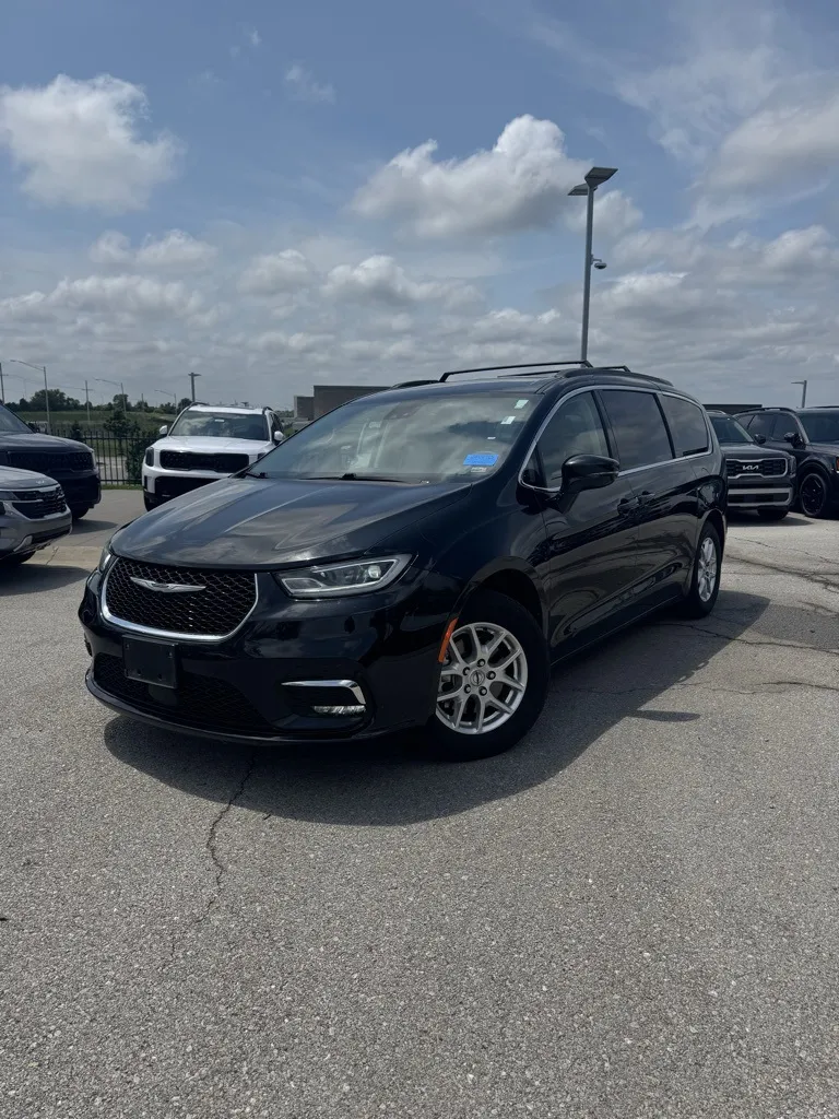 Black 2022 Chrysler Pacifica Touring L for sale in Lee's Summit, MO