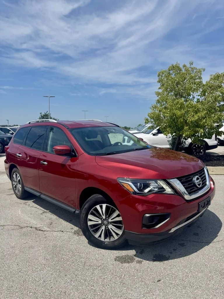 Red 2017 Nissan Pathfinder S for sale in Lee's Summit, MO