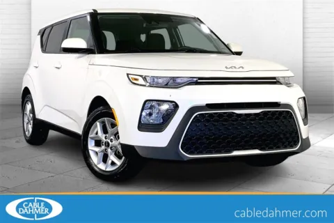 White 2022 Kia Soul LX for sale in Lee's Summit, MO