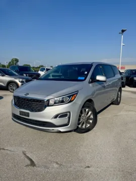 Silver 2020 Kia Sedona L for sale in Lee's Summit, MO