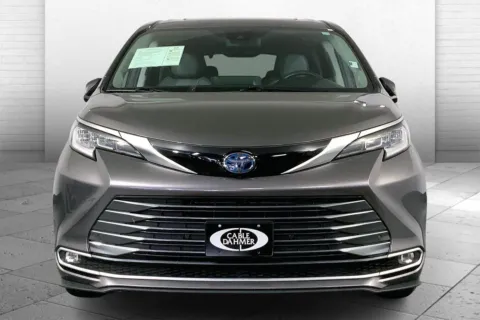 Photos of 2023 Toyota Sienna Limited for sale in Lee's Summit, MO at Cable Dahmer Kia of Lee's Summit