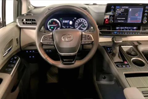 More photos of 2023 Toyota Sienna Limited at Cable Dahmer Kia of Lee's Summit, MO