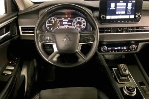 More photos of 2022 Mitsubishi Outlander SE at Cable Dahmer Kia of Lee's Summit, MO