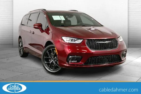Red 2022 Chrysler Pacifica Limited for sale in Lee's Summit, MO
