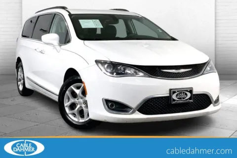 White 2017 Chrysler Pacifica Touring-L for sale in Lee's Summit, MO