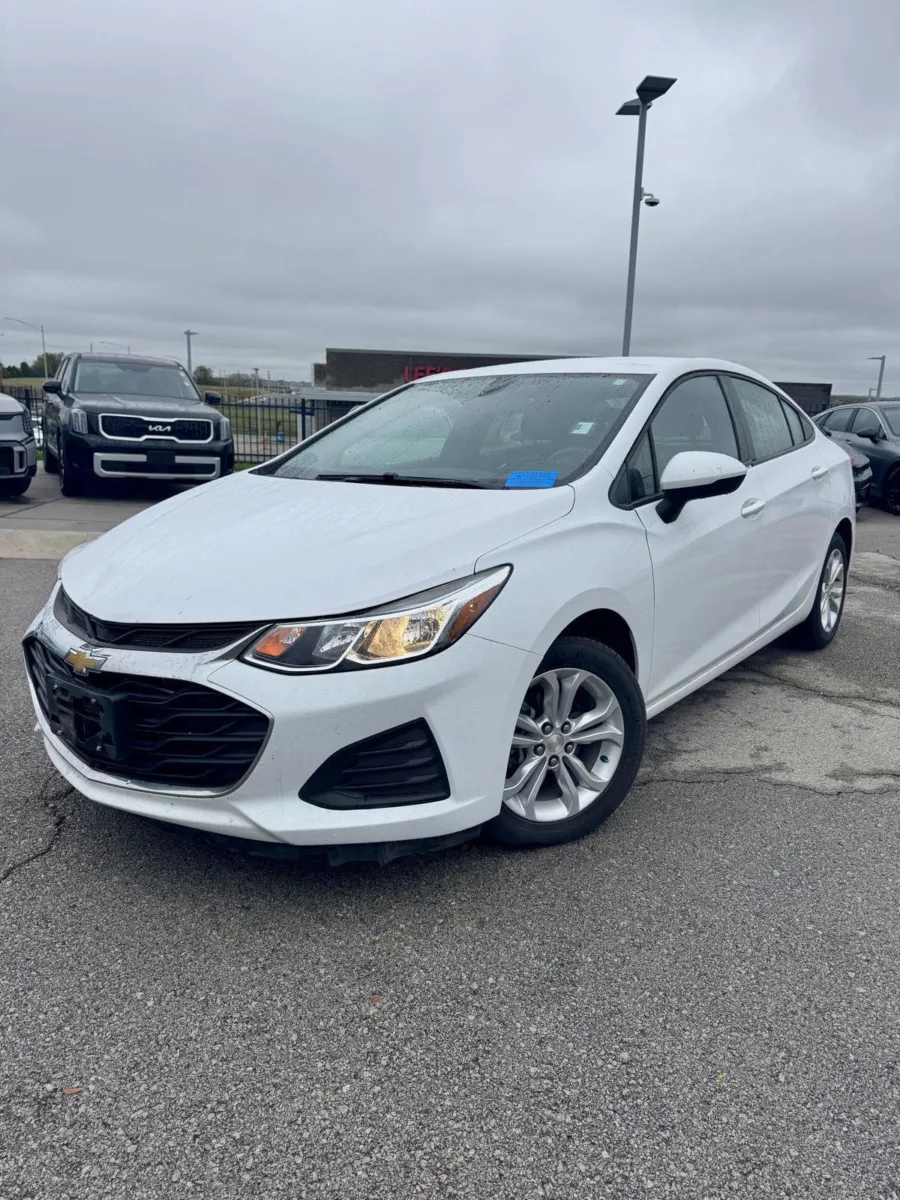 White 2019 Chevrolet Cruze LS for sale in Lee's Summit, MO