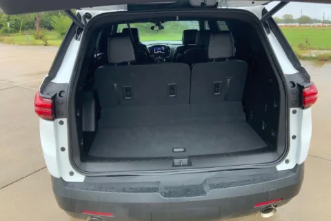 More photos of 2023 Chevrolet Traverse LT Cloth at Cable Dahmer of Topeka, KS