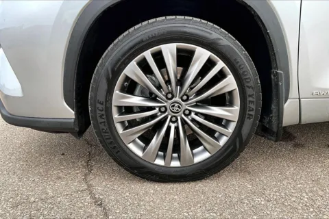 Photos of 2021 Toyota Highlander Hybrid Platinum for sale in Topeka, KS at Cable Dahmer of Topeka