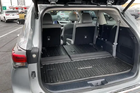 More photos of 2021 Toyota Highlander Hybrid Platinum at Cable Dahmer of Topeka, KS