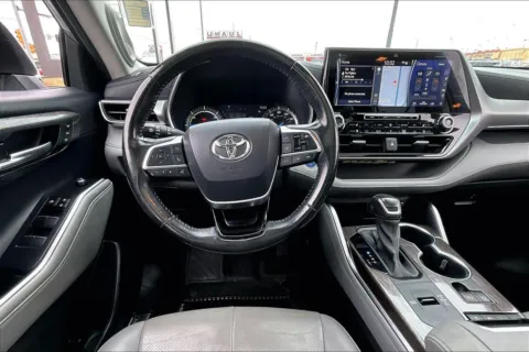 More photos of 2021 Toyota Highlander Hybrid Platinum at Cable Dahmer of Topeka, KS