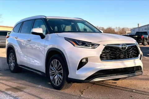 White 2022 Toyota Highlander Platinum for sale in Topeka, KS