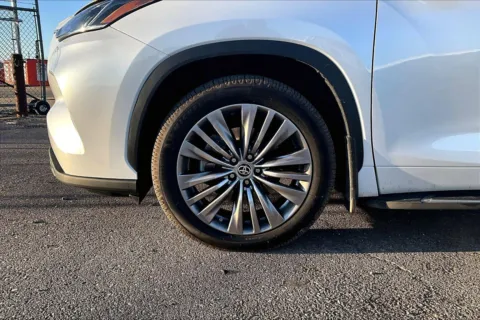 Photos of 2022 Toyota Highlander Platinum for sale in Topeka, KS at Cable Dahmer of Topeka