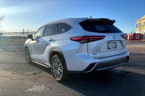 More photos of 2022 Toyota Highlander Platinum at Cable Dahmer of Topeka, KS