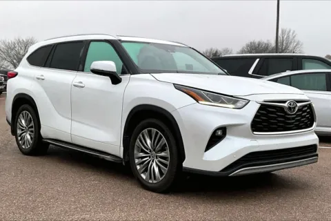 White 2022 Toyota Highlander Platinum for sale in Topeka, KS