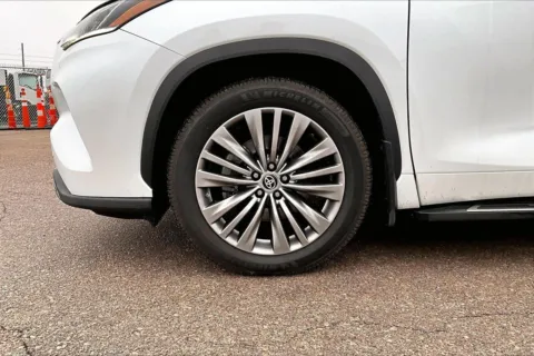 Photos of 2022 Toyota Highlander Platinum for sale in Topeka, KS at Cable Dahmer of Topeka