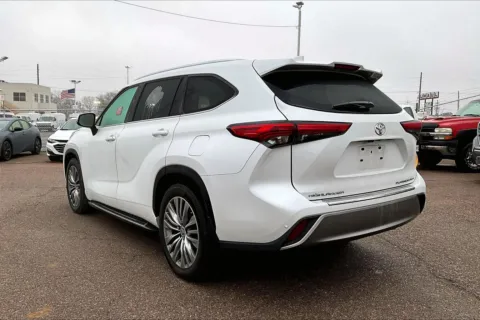 More photos of 2022 Toyota Highlander Platinum at Cable Dahmer of Topeka, KS