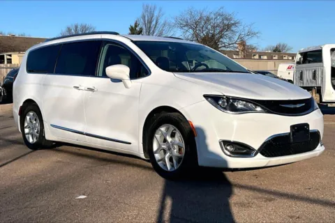 White 2018 Chrysler Pacifica Touring L Plus for sale in Topeka, KS