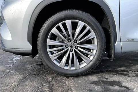 Photos of 2021 Toyota Highlander Hybrid Platinum for sale in Topeka, KS at Cable Dahmer of Topeka