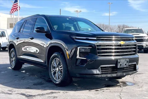 Black 2024 Chevrolet Traverse LT for sale in Topeka, KS