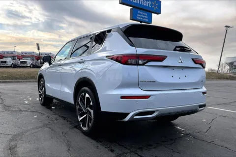 More photos of 2024 Mitsubishi Outlander SE at Cable Dahmer of Topeka, KS