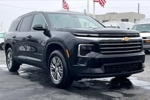 Black 2025 Chevrolet Traverse LT for sale in Topeka, KS