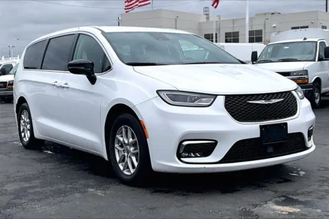 White 2024 Chrysler Pacifica Touring L for sale in Topeka, KS