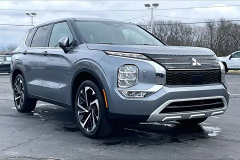 Silver 2024 Mitsubishi Outlander SE for sale in Topeka, KS