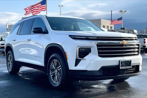 White 2024 Chevrolet Traverse LT for sale in Topeka, KS