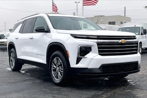 White 2025 Chevrolet Traverse LT for sale in Topeka, KS