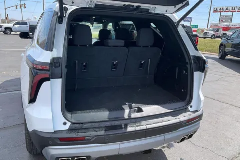 More photos of 2025 Chevrolet Traverse LT at Cable Dahmer of Topeka, KS
