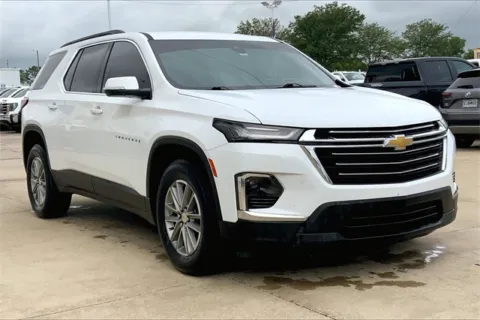 White 2023 Chevrolet Traverse LT Leather for sale in Topeka, KS