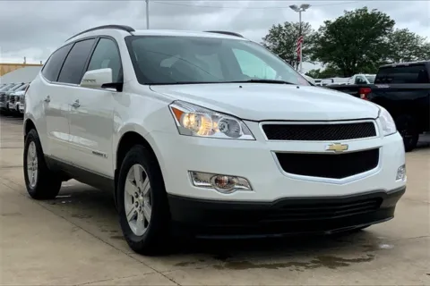 White 2009 Chevrolet Traverse 2LT for sale in Topeka, KS