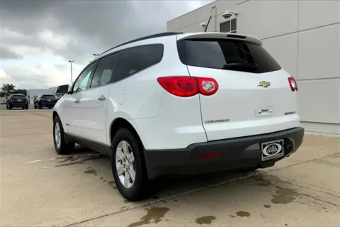 More photos of 2009 Chevrolet Traverse 2LT at Cable Dahmer of Topeka, KS